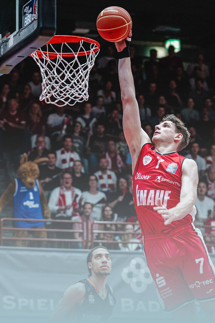 Basketballspieler beim Dunking während eines Spiels